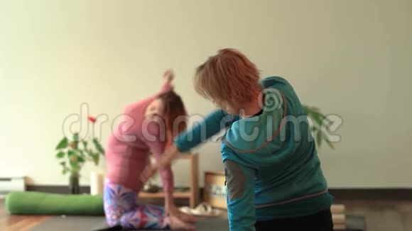 做侧弯和平衡瑜伽的女人视频的预览图