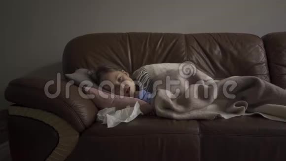 生病的小白种人女孩躺在毯子下在家里咳嗽这孩子发烧了健康疾病概念视频的预览图