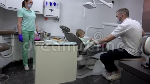 女孩从牙科椅上站起来说再见视频的预览图