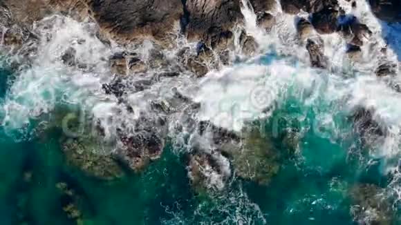 巨浪溅落在岩石峭壁上视频的预览图