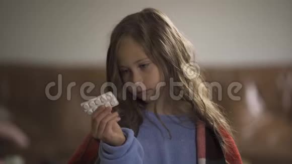 可爱的白种人女孩在药片和柠檬之间选择治疗传统和替代医学小可爱视频的预览图
