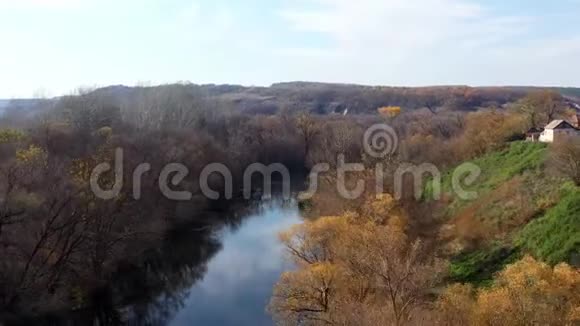 在温暖的秋日飞过树木和河流著名的Dvurechansky国家公园是一个国家公园视频的预览图