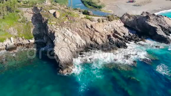 清澈的大海拍打着海岸上的高悬崖视频的预览图