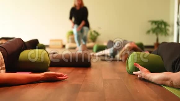 一群躺在沙瓦萨纳锻炼身体的人视频的预览图