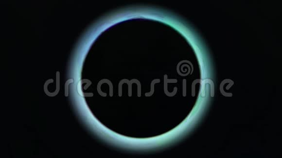 发光的漩涡蓝色圆辐射运动黑色视频的预览图