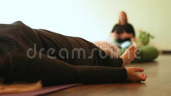 一群躺在沙瓦萨纳锻炼身体的人视频的预览图