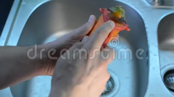 厨师用刀把胡萝卜从皮肤上剥下来视频的预览图