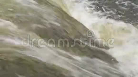 靠近顺流而下的河流视频的预览图