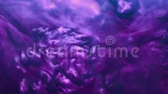 闪光流体流动紫蓝色油漆混合效果视频的预览图