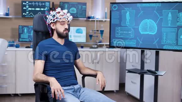 病人用脑电波扫描耳机闭上眼睛视频的预览图