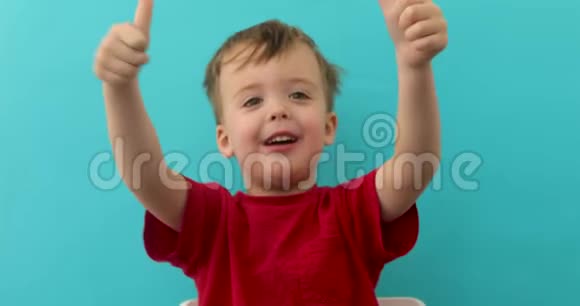 开朗的男孩竖起大拇指视频的预览图