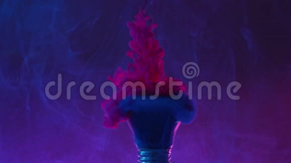 油漆混合水幻影蓝粉色蒸汽灯视频的预览图