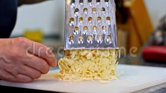 奶酪磨饼和切达干酪视频的预览图