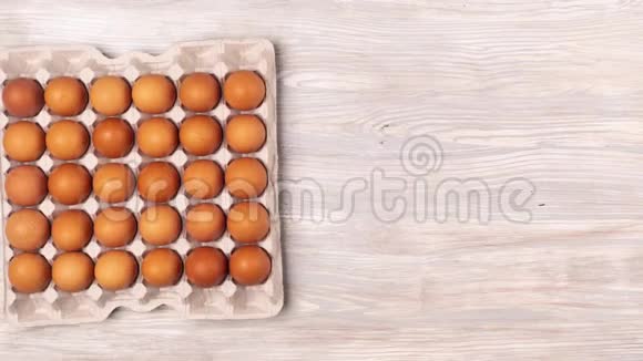 纸板托盘中的鸡蛋移动并消失视频的预览图