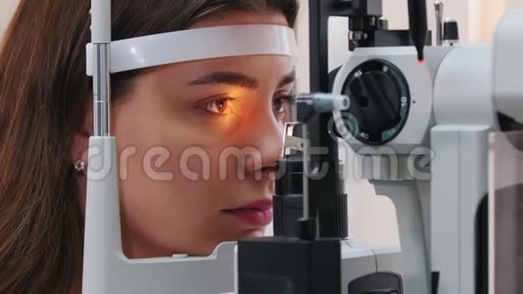 眼科治疗一名年轻女子她的嘴唇是粉红色的用特殊的大光镜检查她的视力视频的预览图