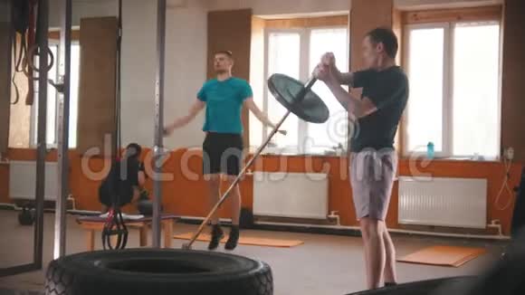 男人在小体育馆训练一个人跳一个人训练他的手一个人玩球视频的预览图