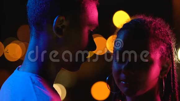 非洲裔美国青少年夫妇拥抱享受城市夜景浪漫约会视频的预览图