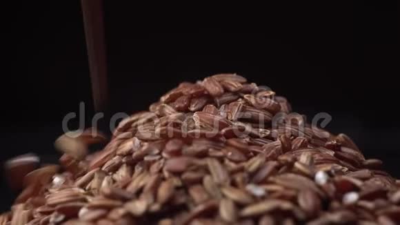 糙米在桌子上旋转米饭掉在上面不错的电影片段视频的预览图