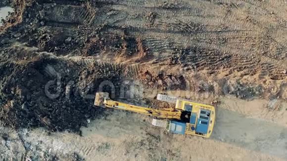 工作工业挖掘机在职业生涯中铲土施工设备重工机械视频的预览图