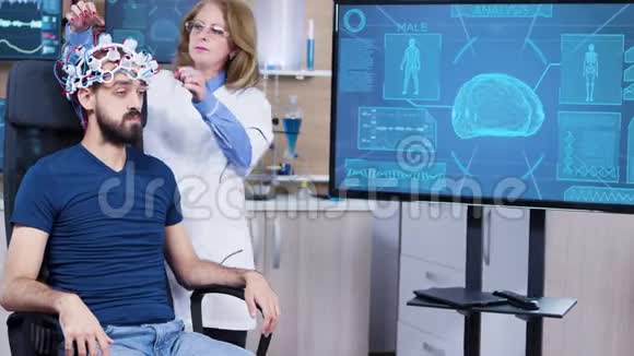 现代科技的男性患者头部阅读大脑活动视频的预览图