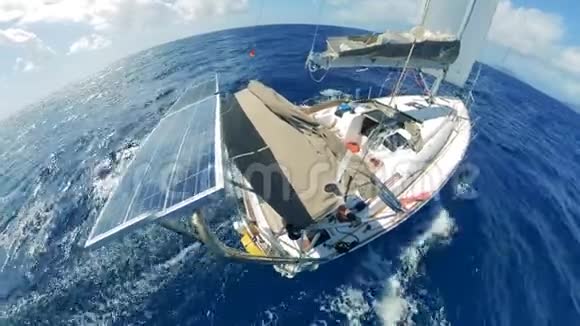 利用太阳能电池驾驶帆船的海水视频的预览图
