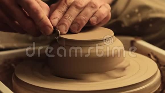陶器制造艺术家手工雕刻粘土视频的预览图