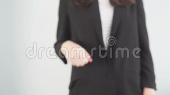 一个女商人伸出手来握手视频的预览图