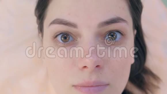 女人睫毛后美容程序睫毛提升和层压特写视频的预览图