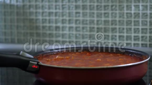 将博洛尼亚面食用黑锅在炉子上煮视频的预览图