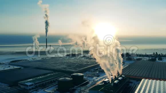 发电厂排放到空气中烟囱污染概念视频的预览图