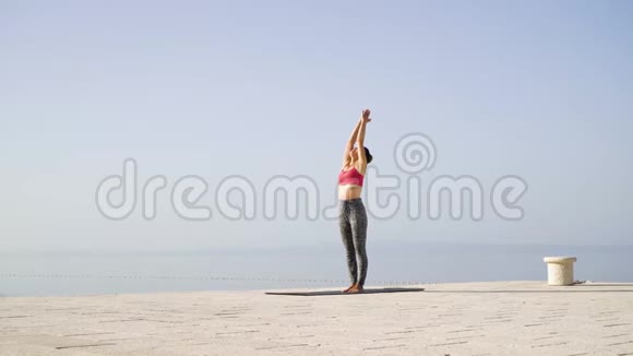 运动型修身女性在室外瑜伽课上单腿平衡视频的预览图