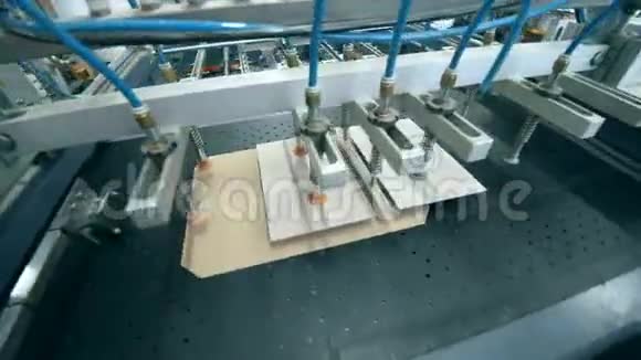 工业机构是制造纸板盖子视频的预览图