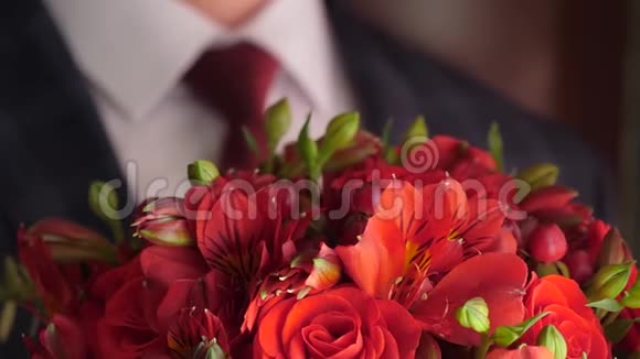 美丽的花束在一个时髦的男人手中为他所爱的女人特写镜头美丽的花束视频的预览图