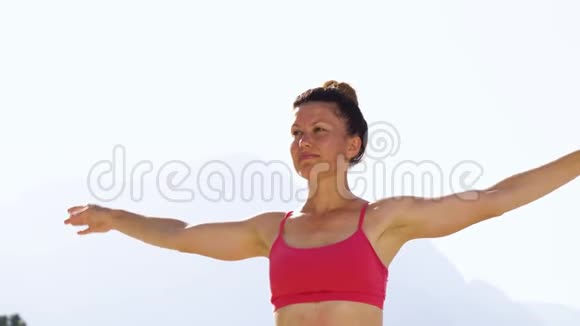 强壮健康的女人站在户外的泥沼中视频的预览图