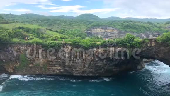 印度尼西亚巴厘努沙佩尼达岛破碎海滩4k段录像视频的预览图