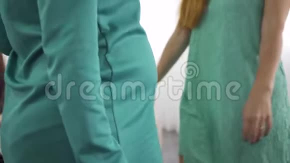 年轻快乐的白种人女性穿着浅色连衣裙紧紧拥抱着红头发女孩拥抱怀孕的朋友视频的预览图