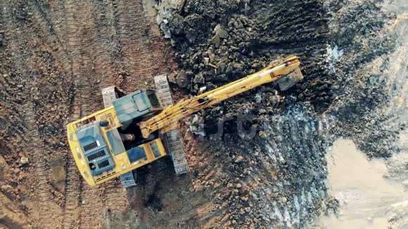 工业挖掘机在采石场工作挖沙子视频的预览图