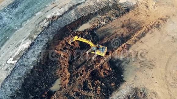 黄色挖掘机在采石场工作时移动污垢工业施工现场重型机械视频的预览图