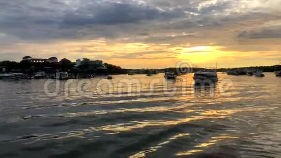 美丽的风景金色日出在萨努尔港大量蜘蛛船在巴厘岛印度尼西亚4k视频视频的预览图