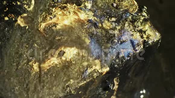 流动艺术闪耀黄蓝液体墨水视频的预览图