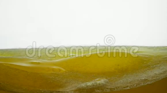 香菜籽和葵花油的特写镜头气泡在白色背景上直立关闭视频的预览图