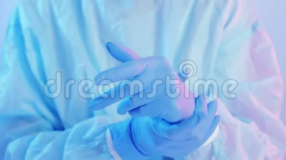 医学专业医生蓝乳胶手套视频的预览图