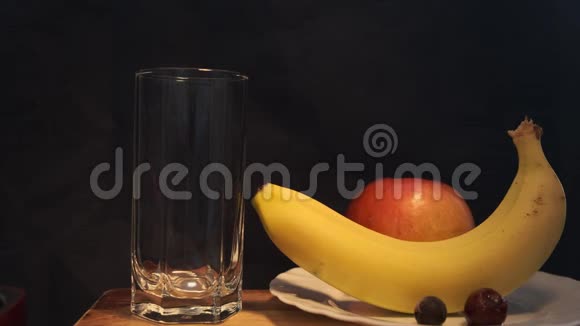 浆果中的冰沙倒入玻璃杯中视频的预览图