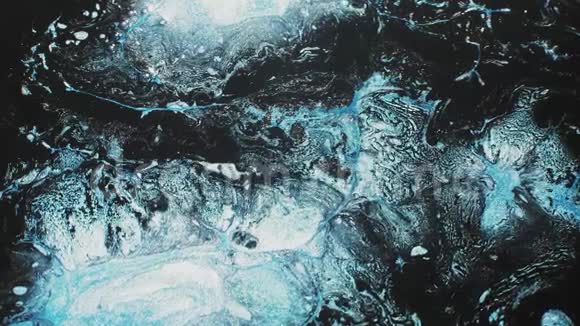 丙烯画艺术闪光蓝黑液体混合视频的预览图