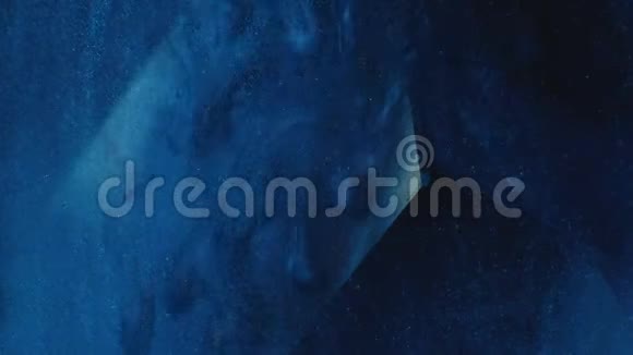 闪烁的液体飞溅星系蓝色油漆滴注角视频的预览图