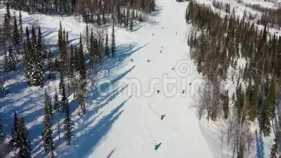 滑雪坡滑雪者和滑雪者滚下跑道一名滑雪者在宽阔的滑雪坡上的空中摄影视频的预览图