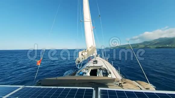 乘坐装有太阳能电池的帆船的第一人称景观视频的预览图