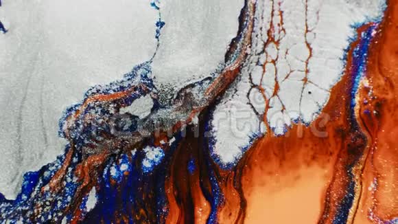 流动流体闪烁白色橙色油漆运动视频的预览图