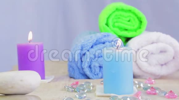 提供用于治疗的蜡烛毛巾和石头的水疗沙龙的桌子视频的预览图