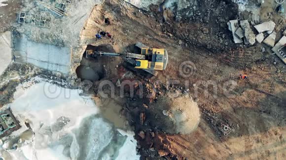 施工设备重工机械一台机器在一个大采石场挖土视频的预览图
